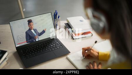 Un'occasione da spalla con uno studente universitario che studia ingegneria in una biblioteca. Anonymous Female Learning Online, preparazione per gli esami tecnici Foto Stock