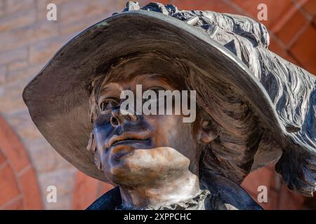 Cheyenne, Wyoming, Stati Uniti - 1 marzo 2024: Primo piano del titolo della statua "A New Beginning" che onora le donne pioniere nel centro storico del quartiere della capitale dello stato, c Foto Stock