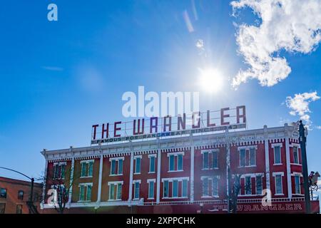 Cheyenne, Wyoming, US-1 marzo 2024: L'iconico Wrangler Hotel nel centro storico della capitale dello stato con edifici in mattoni risalenti al 1° Foto Stock