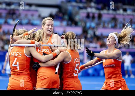 PARIGI - le donne olandesi dell'hockey esultano dopo Laura Nunnink segnata durante la semifinale di hockey contro l'Argentina ai Giochi Olimpici. Foto Stock