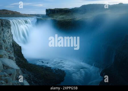 La cascata Dettifoss in Islanda durante l'ora blu, al crepuscolo, lunga esposizione Foto Stock