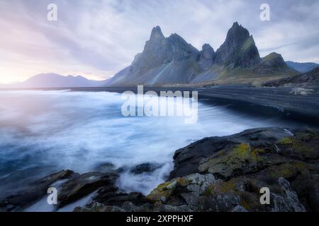 Tramonto spettacolare prima di una tempesta a Eystrahorn, in Islanda, con l'Oceano Atlantico e le montagne Foto Stock