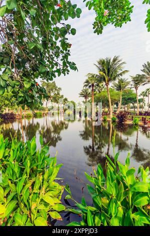 Il lago vicino a Yanbuʿ al-Bahr, noto anche come Yanbu, Yambo, o Yenbo, è un importante porto sul Mar Rosso, con la storica città vecchia, l'Arabia Saudita Foto Stock