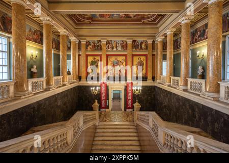 Scalinata principale all'interno del Museo Nazionale ungherese - Budapest, Ungheria Foto Stock