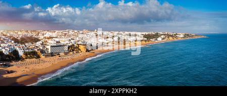 Vista aerea del mare di Albufeira con ampia spiaggia e architettura bianca, Algarve, Portogallo. Ampia spiaggia sabbiosa nella città di Albufeira, Algarve, Portogallo. Foto Stock