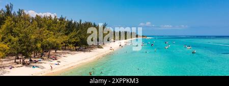 Paesaggio tropicale, splendide spiagge dell'isola di Mauritius, le Morne, popolare resort di lusso. Località balneari di lusso le Morne, Mauritius. Spiaggia di lusso a ma Foto Stock