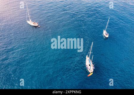 Vista aerea dello yacht ancorato a vela in mare smeraldo. Vista aerea di una barca. Sport acquatici all'aperto, nautica da diporto. Vista aerea dello yacht di ancoraggio in una wa aperta Foto Stock