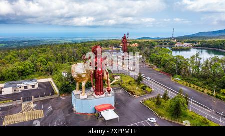 Una potente statua della dea indù Durga Maa con un leone dorato nel sacro Ganga Talao. Statua di Shiva al tempio di Grand Bassin, il più alto SH del mondo Foto Stock