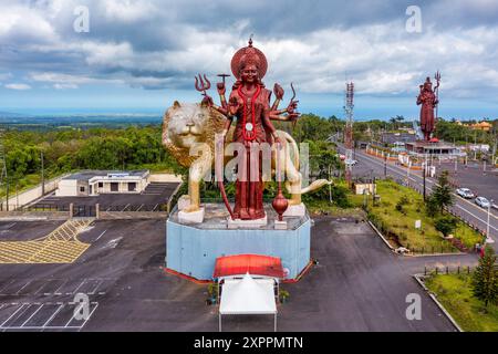 Una potente statua della dea indù Durga Maa con un leone dorato nel sacro Ganga Talao. Statua di Shiva al tempio di Grand Bassin, il più alto SH del mondo Foto Stock