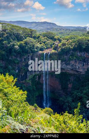 La cascata più alta dell'isola di Mauritius è Chamarel, le cui acque cadono nel cratere di un vulcano estinto da tempo. Natura esotica della p tropicale Foto Stock