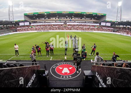 Herning, Danimarca. 6 agosto 2024. I giocatori di Ferencvaros entrano in campo per la partita di qualificazione della UEFA Champions League tra FC Midtjylland e Ferencvaros alla MCH Arena di Herning. Credito: Gonzales Photo/Alamy Live News Foto Stock