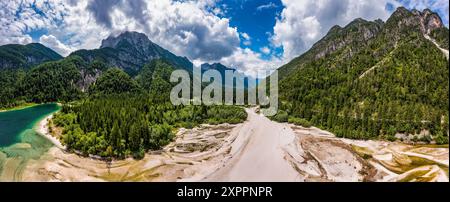 Vista delle montagne delle Alpi Giulie sopra il lago Predil in Italia con piccolo lago. Lago Predil, Friuli Italia / (Lago del Predil), splendido lago alpino a nord Foto Stock