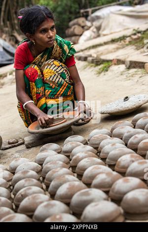 Giovane donna che produce vasi di ceramica a Kumar Pada (colonia di ceramiche), Kaukhali (Kawkhali), distretto di Pirojpur, Bangladesh, Asia Foto Stock