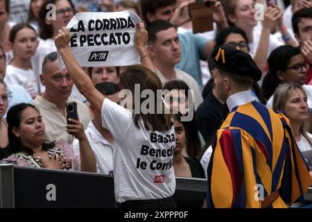 Città del Vaticano, Vaticano, 7 agosto 2024.attivisti di Peta, un'organizzazione per i diritti degli animali, intervengono durante l'udienza generale di Papa Francesco per protestare contro la bullfightingin sala Paolo vi in Vaticano. Maria Grazia Picciarella/Alamy Live News crediti: Maria Grazia Picciarella/Alamy Live News Foto Stock