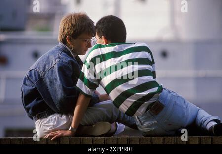 Amanti dell'ora di pranzo, due uffici condividono il tempo tra loro durante l'ora di pranzo. City of London, Inghilterra giugno 1992 1990s Regno Unito HOMER SYKES Foto Stock