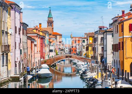 Chioggia, Venezia, Italia - Un'affascinante cittadina costiera spesso chiamata "piccola Venezia", caratterizzata da pittoreschi canali, edifici storici e un vivace pesce Foto Stock