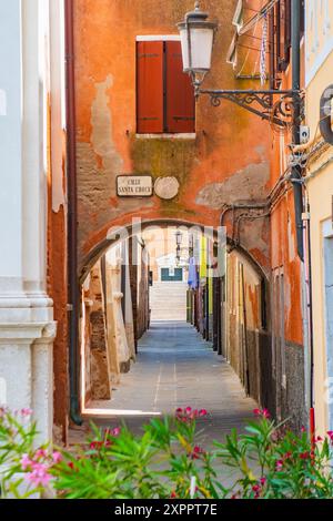 Chioggia, Venezia, Italia - Un'affascinante cittadina costiera spesso chiamata "piccola Venezia", caratterizzata da pittoreschi canali, edifici storici e un vivace pesce Foto Stock