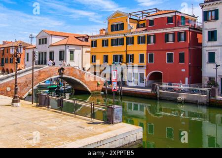 Chioggia, Venezia, Italia - Un'affascinante cittadina costiera spesso chiamata "piccola Venezia", caratterizzata da pittoreschi canali, edifici storici e un vivace pesce Foto Stock