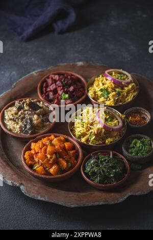 Un piatto con biryani di riso e una varietà di piatti vegetariani indiani e pakistani. Foto Stock