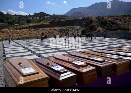 Reggio Calabria, Reggio Calabria, Italia. 7 agosto 2024. Le nuove bare con quelle dei migranti già prese in arma. 21 migranti non identificati, morti nel naufragio del Mar Ionio lo scorso giugno, sono stati sepolti nel cimitero dei migranti di arma, Reggio Calabria. 11 migranti sono sopravvissuti al naufragio e sono stati portati a Roccella Jonica dalla Guardia Costiera Italiana, mentre almeno 36 corpi sono stati recuperati durante le operazioni di ricerca e soccorso e circa 20 persone sono scomparse. Crediti: ZUMA Press, Inc./Alamy Live News Foto Stock