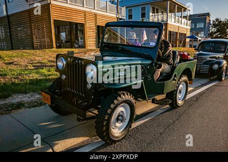Gulfport, MS - 2 ottobre 2023: Vista dall'angolo anteriore ad alta prospettiva di un SUV Willys Jeep CJ-3B del 1953 in una mostra di auto locale. Foto Stock