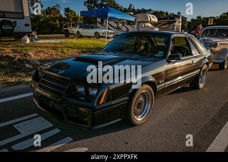 Gulfport, MS - 2 ottobre 2023: Vista dall'alto dell'angolo anteriore di una Ford Mustang GT Coupé del 1982 in una mostra automobilistica locale. Foto Stock