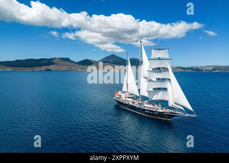 Veduta aerea della nave da crociera che corre sulle onde (M'Oceano) a vela, Adamas, Milos, Egeo meridionale, Grecia, Europa Foto Stock