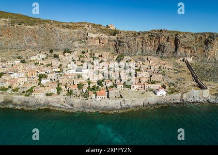Vista aerea dell'isola con città, Monemvasia, Peloponneso, Grecia, Europa Foto Stock