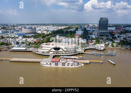 Vista aerea della nave da crociera sul fiume Jahan (linea Heritage) attraccata al terminal delle navi da crociera Mytho Marina sul fiume Mekong, LAN ha Bay, Haiphong, Vietnam, Asia Foto Stock