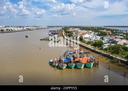 Vista aerea delle barche da pesca sul fiume Mekong, LAN ha Bay, Haiphong, Vietnam, Asia Foto Stock