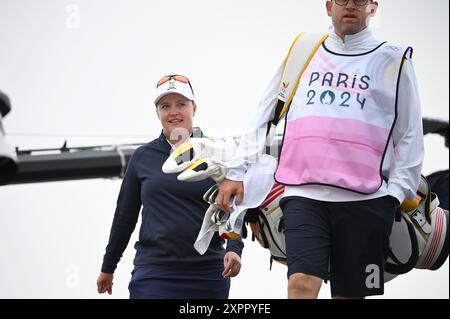 Parigi, Francia. 7 agosto 2024. Il belga Manon de Roey gareggia nella prima fase della partita individuale femminile di corsa durante il torneo di golf delle Olimpiadi estive di Parigi 2024, presso il campo di le Golf National il 7 agosto 2024, Guyancourt, Francia. BELGA PHOTO ANTHONY BEHAR BELGIUM ONLY Credit: Belga News Agency/Alamy Live News Foto Stock