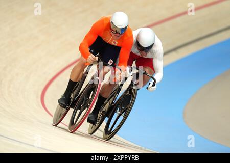 Jeffrey Hoogland dei Paesi Bassi e Mateusz Rudyk della Polonia (a destra) durante le manche maschili al Velodromo Nazionale di Saint-Quentin-en-Yvelines, il dodicesimo giorno dei Giochi Olimpici di Parigi del 2024 in Francia. Data foto: Mercoledì 7 agosto 2024. Foto Stock