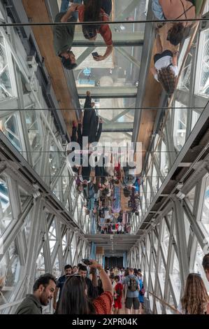 Tower Bridge Walkway con pavimento in vetro Londra agosto 2024 Foto Stock