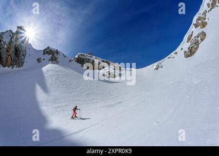 Tour di una donna sugli sci che sale alla forcella di Sasse, al gruppo del Civetta, alle Dolomiti, Patrimonio Mondiale dell'Umanità dell'UNESCO, al Veneto, all'Italia Foto Stock