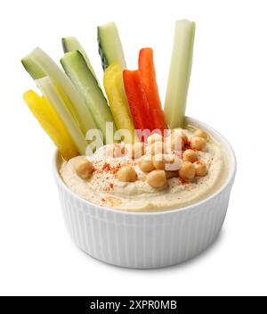 Gustoso hummus fatto in casa con ceci e verdure diverse isolate su bianco Foto Stock