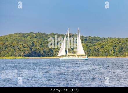 grande barca a vela che naviga al largo di shelter island, new york Foto Stock