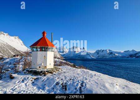 Faro di fronte a Husoy, Husoy, Senja, Troms, Norvegia Foto Stock