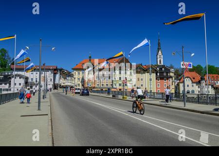 Vista della città vecchia di Bad Tölz, pista ciclabile del lago di Costanza-Königssee, Bad Tölz, alta Baviera, Baviera, Germania Foto Stock