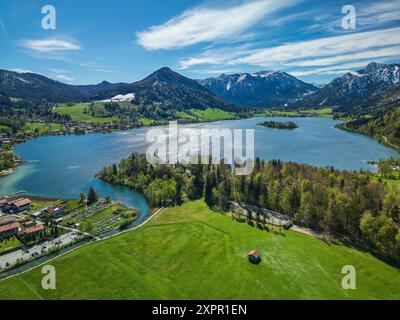 Vista aerea con le montagne Schliersee e Mangfall, la pista ciclabile del lago di Costanza-Königssee, alta Baviera, Baviera, Germania Foto Stock