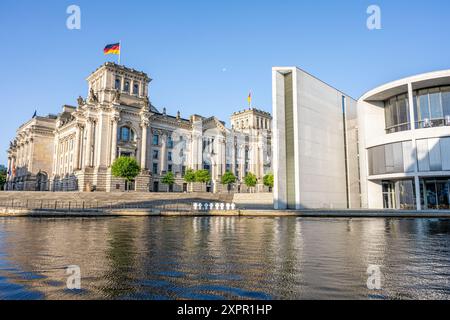 Lo storico Reichstag e una parte dei moderni edifici governativi sul fiume Sprea a Berlino Foto Stock