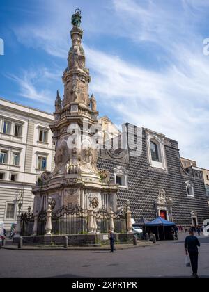 Torre dell'Immacolata Concezione e Chiesa del Gesù nuovo, Piazza del Gesù nuovo, città vecchia, Napoli, Campania, Italia meridionale, Italia, Europa Foto Stock