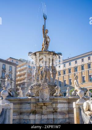 Fontana del Nettuno in Piazza Municipio, Napoli, Campania, Italia meridionale, Italia, Europa Foto Stock