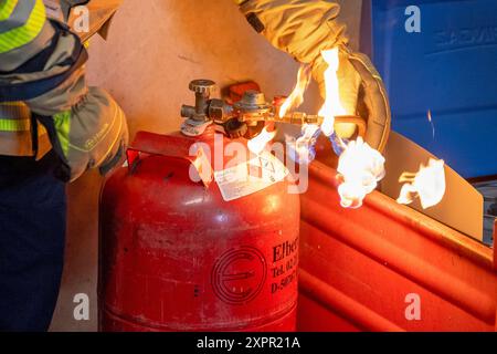 Pressetermin der Koelner Berufsfeuerwehr ueber die Gefahren beim Grillen 07.08.24 07.08.2024, Freizeit, Ungluecke: Pressetermin der Koelner Berufsfeuerwehr, Demonstration der Gefahren beim Grillen im Fuehrungs- und Schulungszentrum a Koeln. Demo der schnellen Feuerentstehung bei einem undichten Gasschlauch. Foto: Kirchner-Media/TH *** Rassegna stampa dei vigili del fuoco professionali di Colonia sui pericoli di barbecue 07 08 24 07 08 2024, tempo libero, incidenti Rassegna stampa dei vigili del fuoco professionali di Colonia, dimostrazione dei pericoli di barbecue al comando e formazione Foto Stock