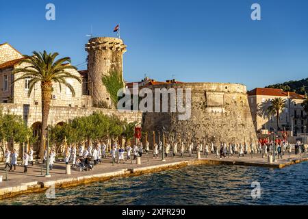 Processione di San Marco e#39 presso la grande Torre del Principe e#39 nella città vecchia di Korcula, Croazia, Europa Foto Stock