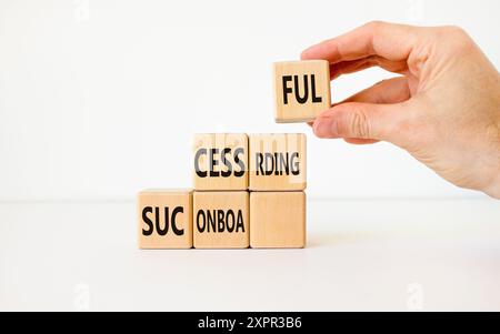 Simbolo di inserimento riuscito. Concetto di successo onboarding su cubi di legno. Splendido sfondo bianco. Mano d'affari. Business di successo Foto Stock