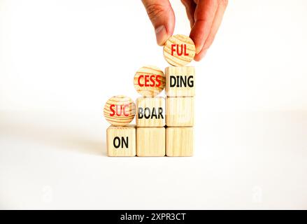 Simbolo di inserimento riuscito. Concetto di successo onboarding su cerchi di legno. Splendido sfondo bianco. Mano d'affari. Business di successo Foto Stock