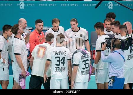 Lille, Francia. 7 agosto 2024. LILLE, FRANCIA - 7 AGOSTO: Time Out Germany durante la pallamano - Giochi Olimpici Parigi 2024 - quarto di finale maschile partita tra Germania e Francia allo Stade Pierre Mauroy il 7 agosto 2024 a Lille, Francia. (Foto di Henk Seppen/Orange Pictures) credito: Orange Pics BV/Alamy Live News Foto Stock