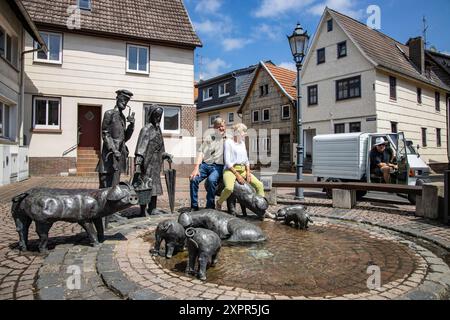 Persone alla fontana "am Säumarkt" nella città vecchia, Steinau an der Straße, Spessart-Mainland, Assia, Germania Foto Stock