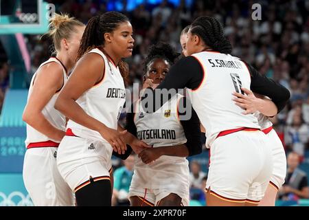 Parigi, Francia. 7 agosto 2024. Olimpiadi, Parigi 2024, basket, donne, Germania - Francia, i quarti di finale, i giocatori tedeschi discutono. Crediti: Marcus Brandt/dpa/Alamy Live News Foto Stock
