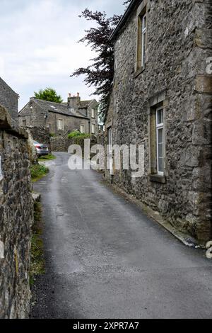 Grassington Yorkshire Regno Unito - 27 luglio 2024. Stretto sentiero attraverso pittoreschi edifici in pietra in un tranquillo villaggio, circondato da architettura storica. Foto Stock